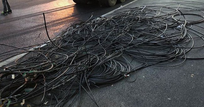 Patru tineri din Cluj s-au băgat în canalizare și au furat 100 de metri de cablu tv și internet
