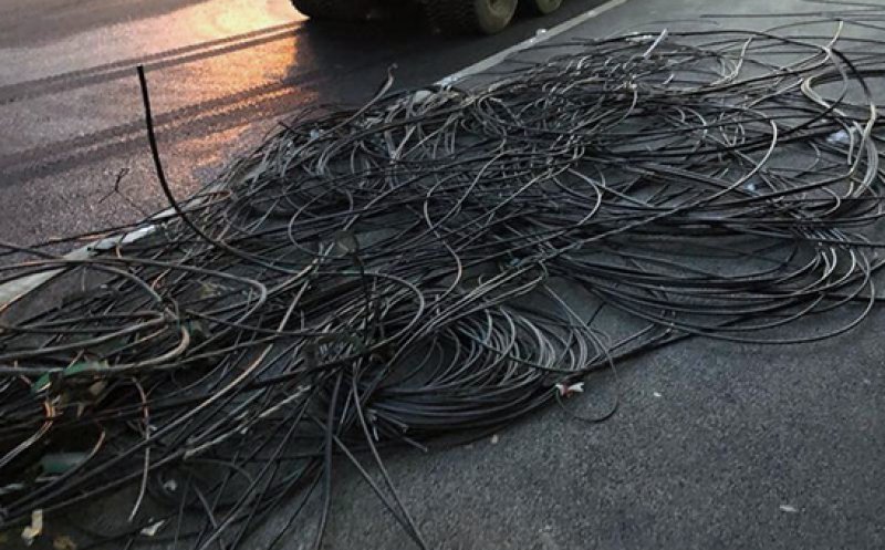 Patru tineri din Cluj s-au băgat în canalizare și au furat 100 de metri de cablu tv și internet