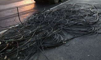 Patru tineri din Cluj s-au băgat în canalizare și au furat 100 de metri de cablu tv și internet