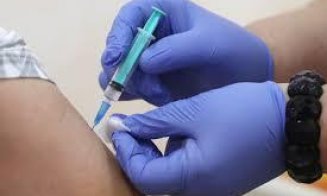 Tot mai multe persoane se îmbolnavesc de COVID-19 după prima doza de vaccin. Care e explicația