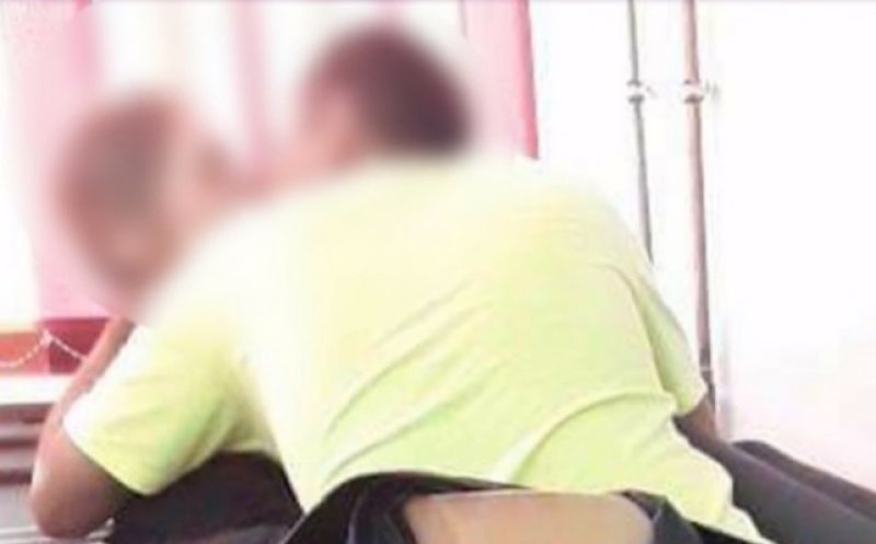 Un profesor a demisionat după ce s-a aflat că ceruse poze nud unei eleve. Mai predă însă la alte două licee