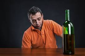 Românilor le cam place să "tragă la măsea". Un top inedit arată de câte ori s-ar fi îmbătat anul trecut