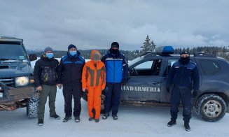 Jandarmii din Cluj au salvat o femeie căzută cu mașina într-un șanț