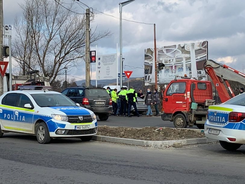 Scandal ca la ușa cortului la Dej, după un accident. Unul dintre șoferi a fost încătușat și dus la poliție