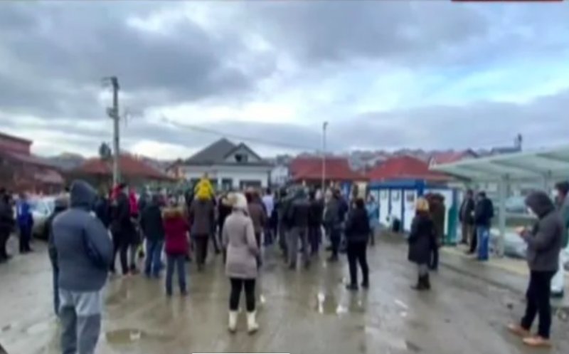 Protest într-o localitate din Cluj. Zeci de oameni revoltați cer drumuri și canalizare