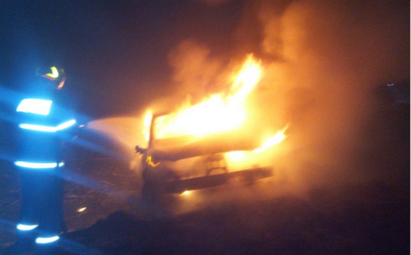 Accident la Cluj. Mașina a ars ca o torță imediat după impact. În ce stare e șoferul