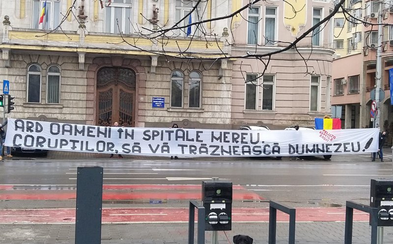 Protest al suporterilor “U” Cluj în fața Prefecturii: “Corupților, să vă trăznească Dumnezeu”