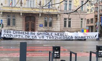 Protest al suporterilor “U” Cluj în fața Prefecturii: “Corupților, să vă trăznească Dumnezeu”