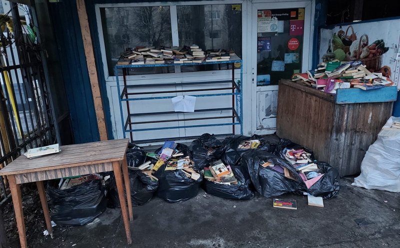 Zeci de cărți „fără proprietar” pe o stradă din Cluj-Napoca