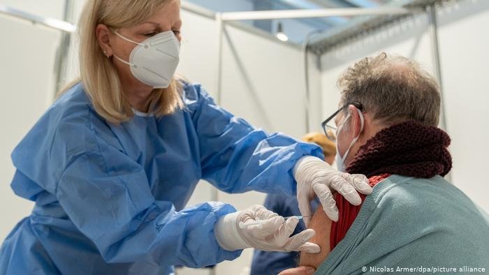 Reacții adverse „mai zgomotoase” după doza de rapel a vaccinului anti-COVID. De ce?