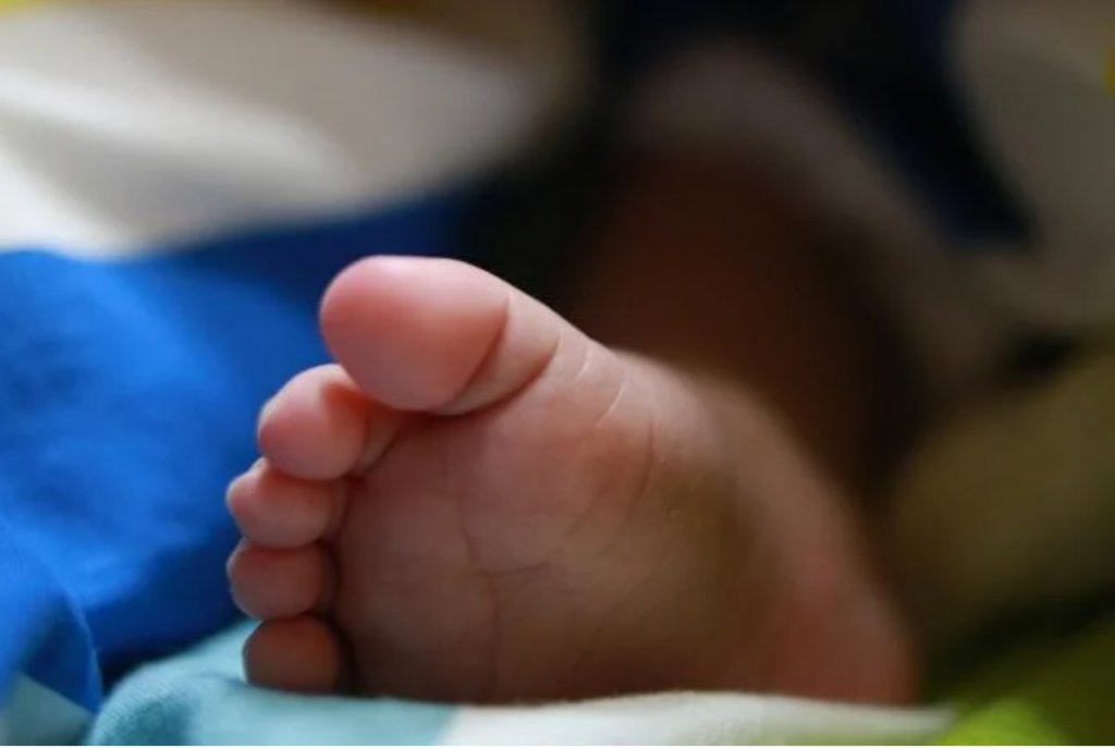 A murit bebelușul, aflat în stare gravă la spital după botezul în cristelniţă