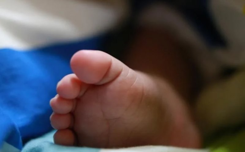 A murit bebelușul, aflat în stare gravă la spital după botezul în cristelniţă