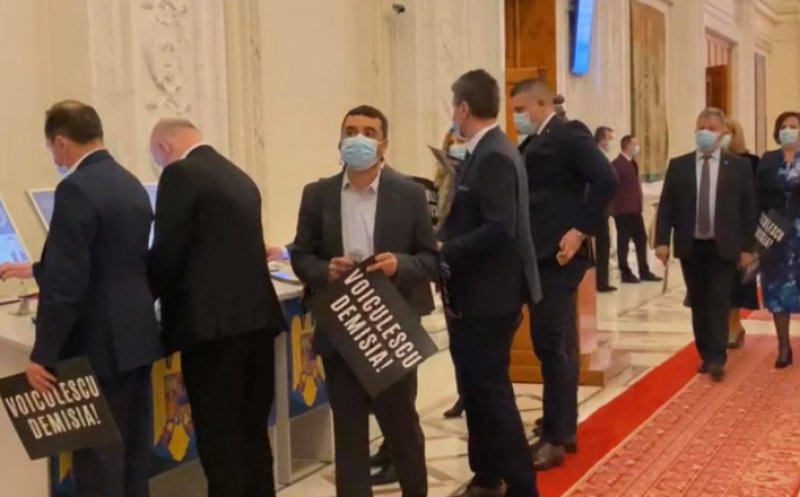 Protest PSD în Parlament. Deputații social-democrați au venit cu pancarte pe care scrie: „Voiculescu, Demisia!”