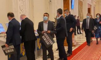 Protest PSD în Parlament. Deputații social-democrați au venit cu pancarte pe care scrie: „Voiculescu, Demisia!”