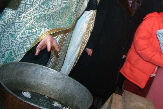 Petiție pentru SCHIMBAREA ritualului creștinării, în cazul bebelușului mort după botez. Reacția Patriarhiei