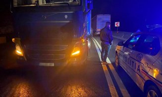 Accident CUMPLIT pe o șosea din Cluj! O persoană a murit, după impactul violent dintre un TIR și un microbuz
