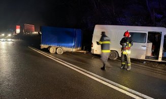 Accident CUMPLIT pe o șosea din Cluj! O persoană a murit, după impactul violent dintre un TIR și un microbuz