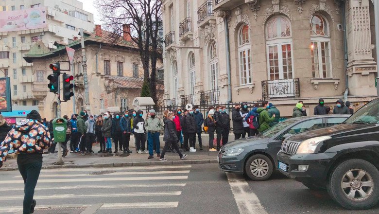 România reală: Sute de oameni au uitat complet de pandemie și s-au înghesuit să primească un burger gratis!