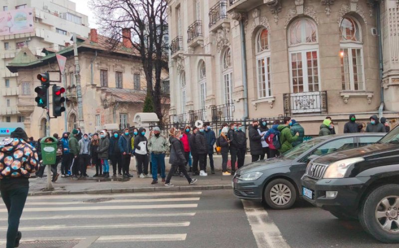 România reală: Sute de oameni au uitat complet de pandemie și s-au înghesuit să primească un burger gratis!