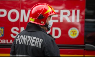 O femeie însărcinată, rănită într-un accident. A fost prinsă între un microbuz şi alte două maşini