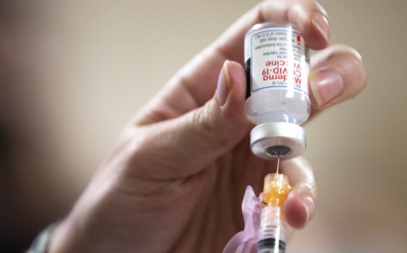 România începe vaccinarea cu serul de la Moderna. Cu ce se deosebește de cel produs de Pfizer/BioNTech
