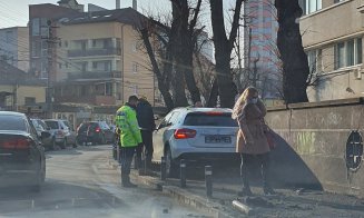 Mai mulți stâlpișori din zona Pieței Mihai Viteazu, MĂTURAȚI de un șofer imprudent. A ajuns cu mașina pe trotuar!