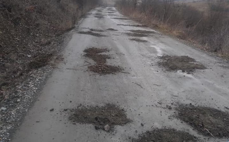 Clujul de 5 stele: Trei oameni astupă singuri gropile din asfalt, în locul celor votați să o facă