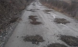 Clujul de 5 stele: Trei oameni astupă singuri gropile din asfalt, în locul celor votați să o facă