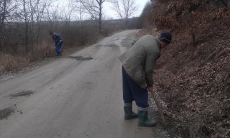 Se întâmplă în secolul 21, la 20 de km de Cluj! Trei oameni astupă gropile din asfalt, în locul celor votați să o facă