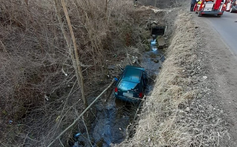 Misiune de salvare SPECTACULOASĂ la Băișoara! O familie, scoasă de pompieri din albia unui râu