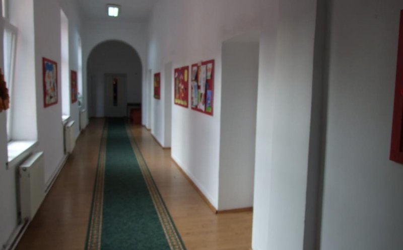 Reguli STRICTE pentru elevii care se întorc la școală. Vor fi obligați să poarte mască