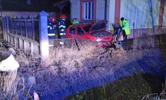 Accident Cluj: Un șofer a pierdut controlul mașinii și a ajuns în curtea unei case