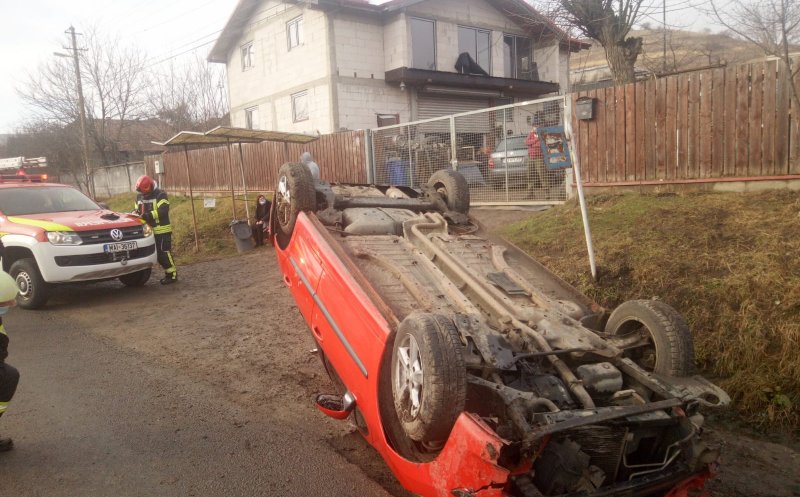 Mașină cu roțile-n sus pe un drum din Cluj. Șoferița a scăpat ca prin minune