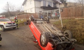 Mașină cu roțile-n sus pe un drum din Cluj. Șoferița a scăpat ca prin minune