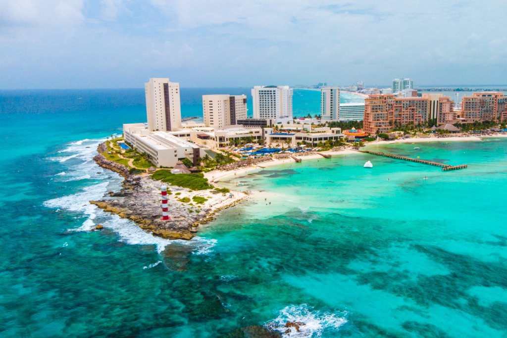Românii, spaima Mexicului: O bandă interlopă ar fi controlat bancomatele din Cancun și a furat milioane de dolari