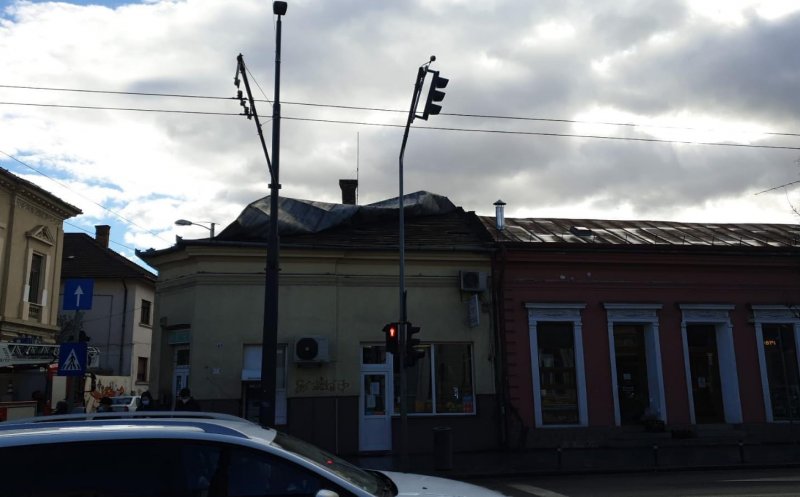 Vântul puternic face ravagii la Cluj. Acoperișuri rupte în Centru și copaci smulși din rădăcină pe Bună Ziua
