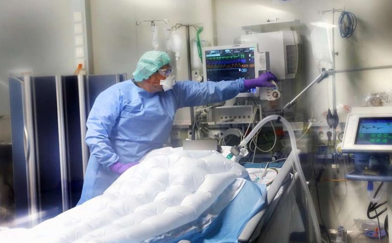 Asistent vaccinat, în comă după ce a făcut COVID. Starea lui de sănătate este foarte gravă