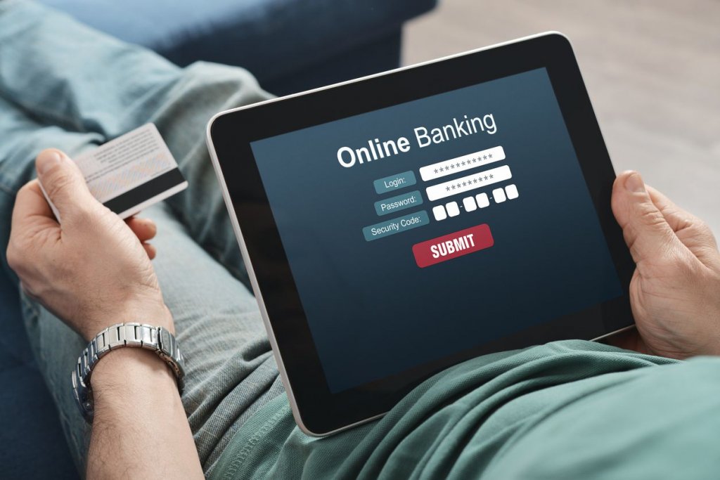 Fiți cu ochii în patru! Polițiștii avertizează că au apărut pagini care imită site-urile de internet banking ale unor bănci