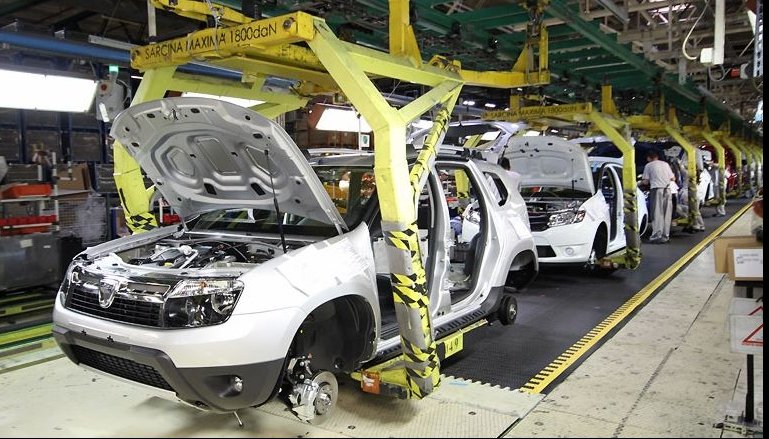 Criza componentelor electronice loveşte industria auto globală. Fabrica Dacia şi-ar putea adapta producţia
