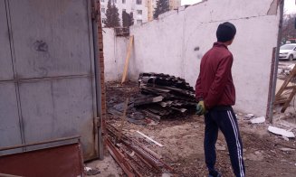 Tot mai multe garaje din Mănăştur, puse la pământ