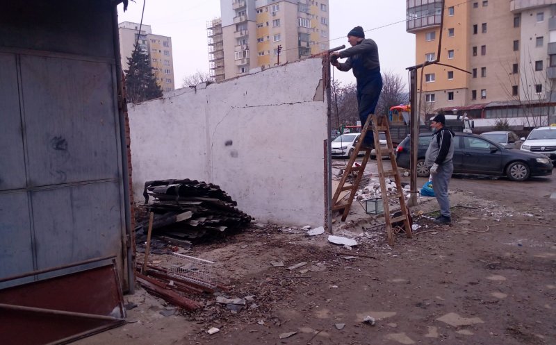 Tot mai multe garaje din Mănăştur, puse la pământ