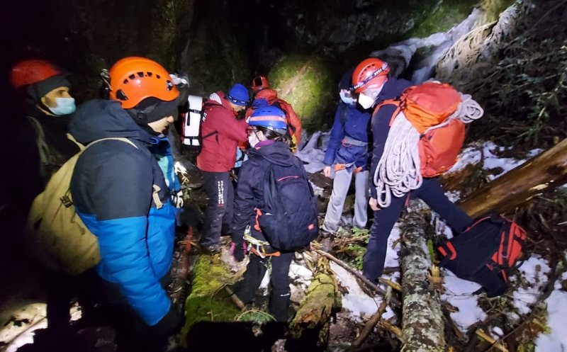 Salvamontistii din Cluj au salvat 8 tineri blocați în munți