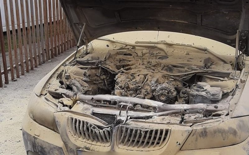PANICĂ pe Calea Baciului, după ce un BMW a luat foc. Mai mulți trecători inimoși au sărit în ajutorul șoferului