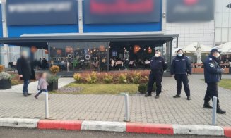 Polițiștii clujeni au fost la biserică! Nu să se roage, ci ca să verifice cum se respectă măsurile anti-COVID