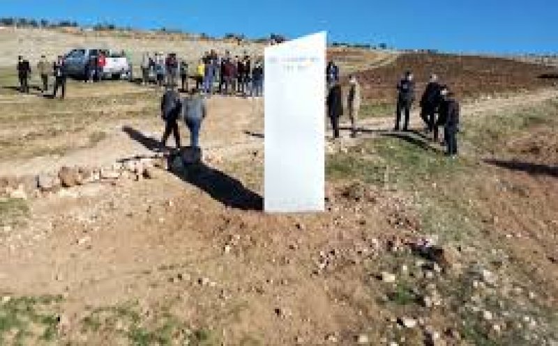 Îți era dor de monoliți? Ei bine, o nouă structură metalică a fost descoperită în Turcia