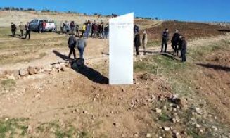 Îți era dor de monoliți? Ei bine, o nouă structură metalică a fost descoperită în Turcia