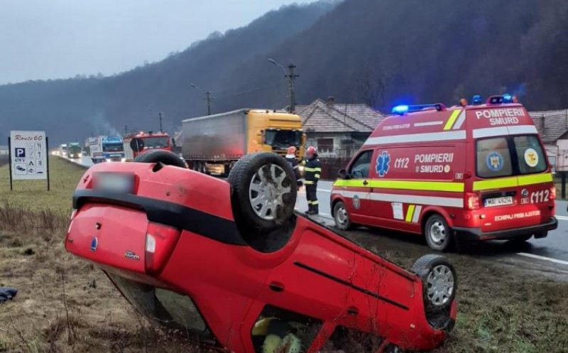 Cascadorie PERICULOASĂ  pe o șosea din  Cluj!  Scăpată de sub control, o mașină a ajuns cu roțile în sus