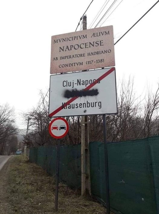 Plăcuță multilingvă de la ieșirea din oraș, vandalizată: "Ceva maimuță încă nu acceptă faptul că Cluj este și Kolozsvár"