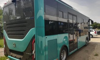 Elevii din Dej merg la școală cu autobuze speciale, dar se întorc… cum pot
