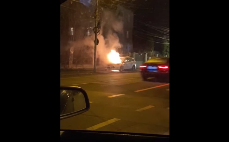 O maşină a ars ca o torţă pe o stradă din Cluj-Napoca. Clujenii au filmat de zor spectacolul